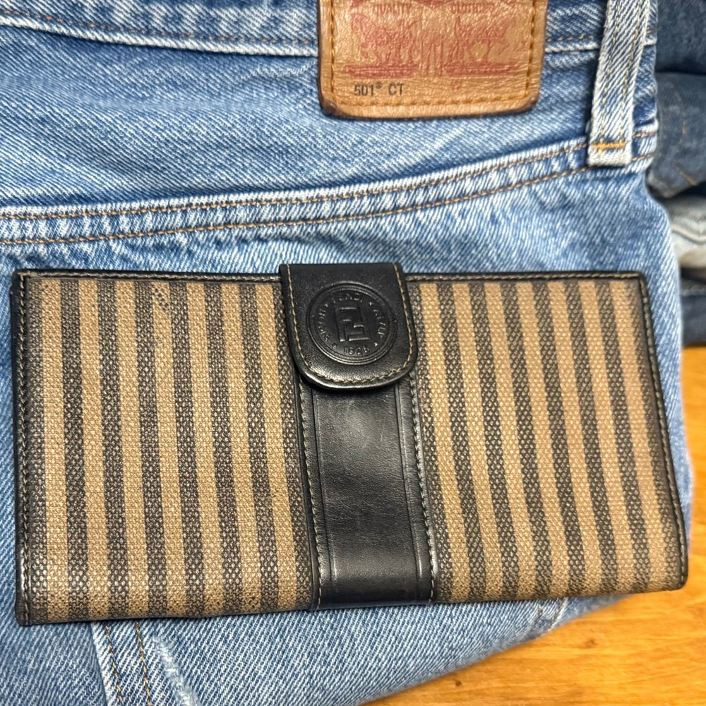 Classic Fendi Wallet - Picture 6 of 6